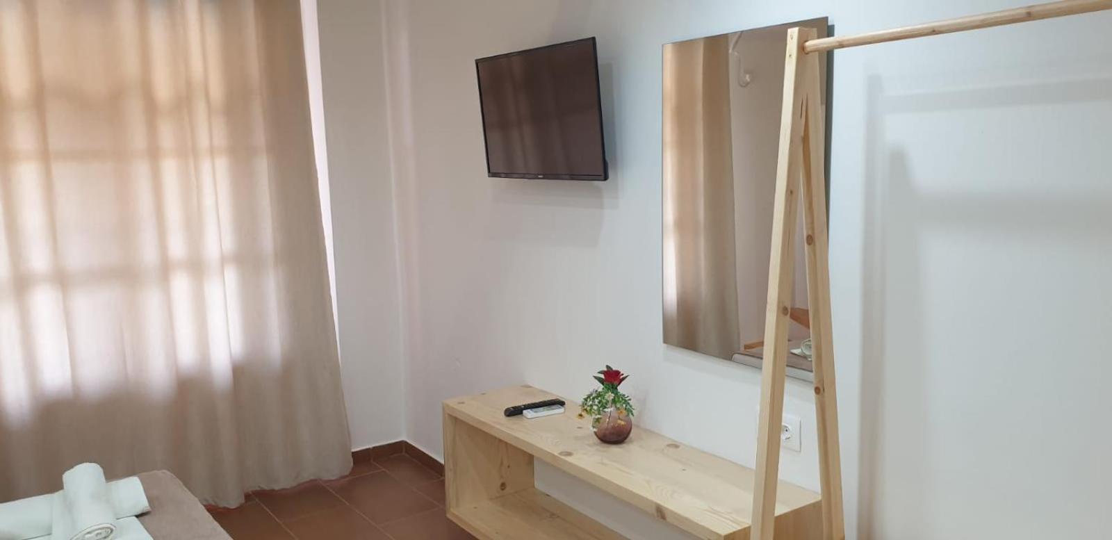 Apart-Hotel Llazari Химар Стая снимка